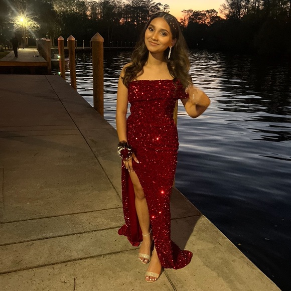 Sherri Hill runs small , usually wear 0-2 /xs but is a size 6. Worn once - Picture 2 of 2